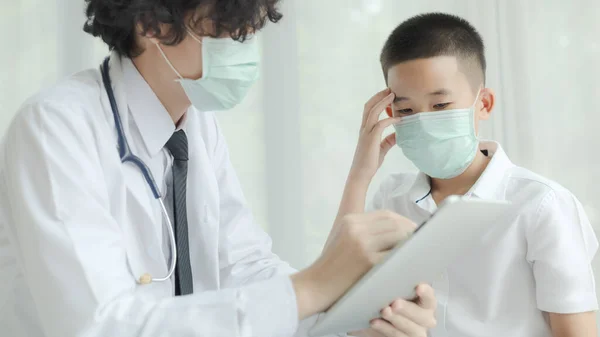 Médico Atualmente Consultoria Com Paciente Criança Usando Máscara Cirúrgica Para — Fotografia de Stock