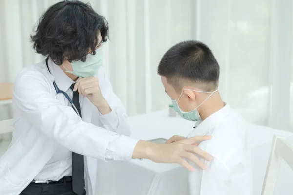 Γιατρός Ενθαρρύνει Παιδί Ασθενή Και Φορώντας Χειρουργική Μάσκα Για Την — Φωτογραφία Αρχείου