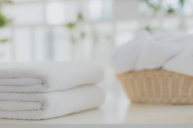 Banyoda içinde fotokopi alanı olan beyaz havlu..