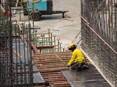 İnşaat işçileri inşaat alanında çalışıyor.. 