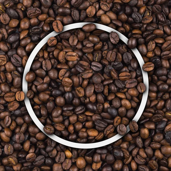 Κλείσιμο Κενών Πλαισίων Λευκό Περίγραμμα Σωρό Καβουρντισμένων Κόκκων Καφέ Για — Φωτογραφία Αρχείου