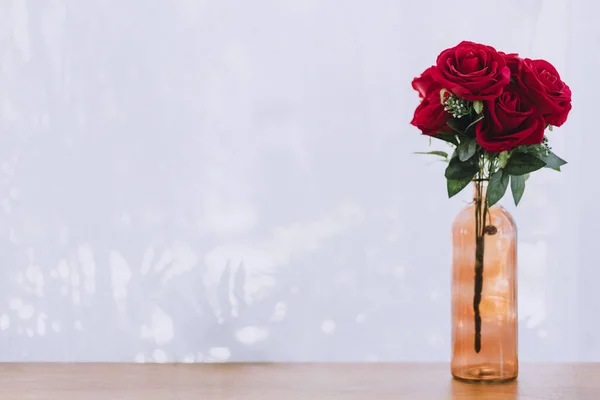 Bouquet Roses Rouges Vase Bouteille Sur Table Bois Avec Fond — Photo