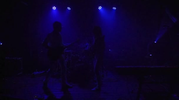 Музыкальная Группа Три Человека Выступает Небольшой Сцене Баре — стоковое видео