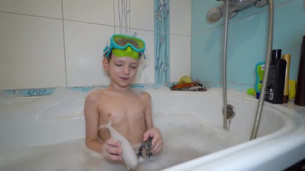 男孩在浴室里玩 — 图库视频影像