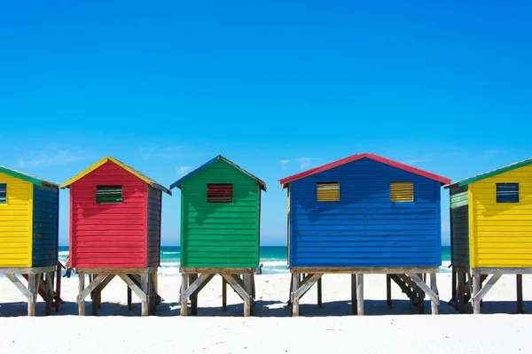 Красочные пляжные хижины в Muizenberg, Кейптаун — стоковое фото