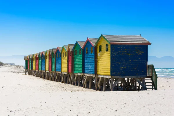 Kleurrijke strand hutten in Muizenberg, Cape Town — Stockfoto