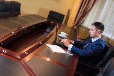 Dizüstü bilgisayar ile ofiste iş adamı.