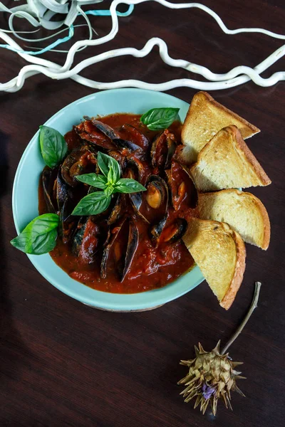 Mejillones Salsa Tomate Con Albahaca Rebanadas Pan Plato Azul Sobre — Foto de Stock