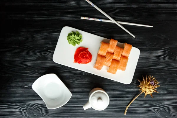 Apetitivo Sushi Plato Japonés Salmón Arroz Con Pasta Roja Verde — Foto de Stock