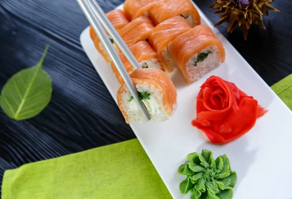 Apetitivo Sushi Plato Japonés Salmón Arroz Con Pasta Roja Verde — Foto de Stock