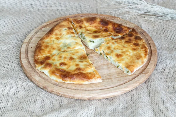 Azjatyckie Pyszne Tortilla Khachapuri Serem Cebulą Drewnianej Tablicy Kuchennej Tle — Zdjęcie stockowe