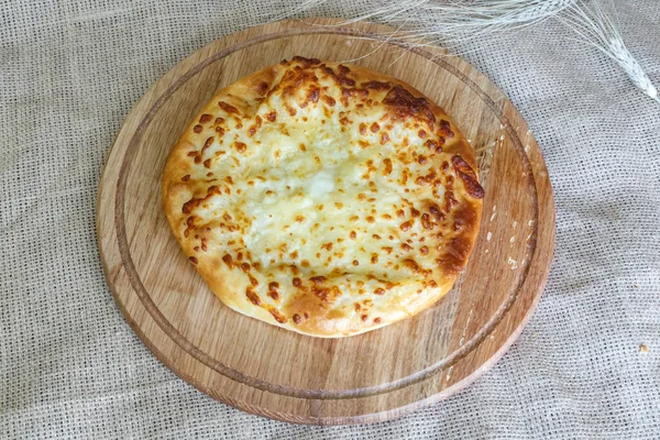 Asiatico Deliziosa Tortilla Khachapuri Con Formaggio Cipolle Una Tavola Cucina — Foto Stock