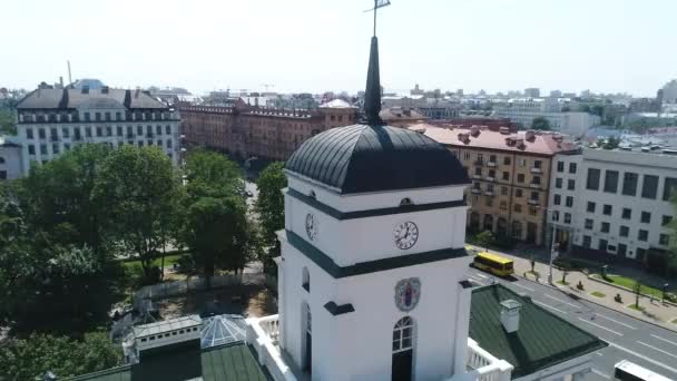 Здание старой ратуши в верхней части Минска — стоковое видео