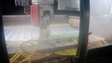 Cam üstünde belgili tanýmlýk makine Dilimleme