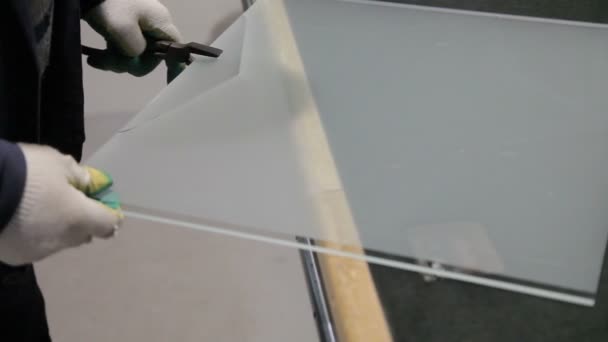 Trancher du verre sur la machine — Video