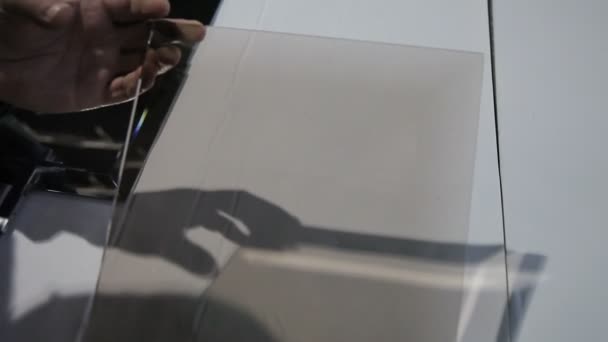 マシン上のガラスのスライシング — ストック動画