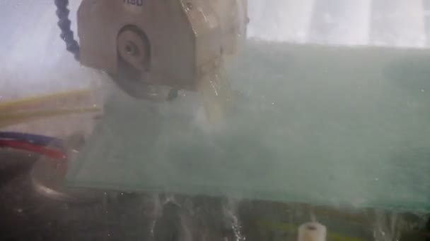 Trancher du verre sur la machine — Video