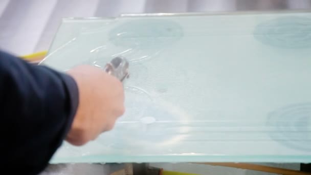 Slicing glass on the machine — Stock Video