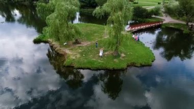 Adanın gölden bir köprü ile Park