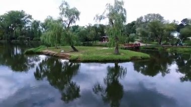 Adanın gölden bir köprü ile Park