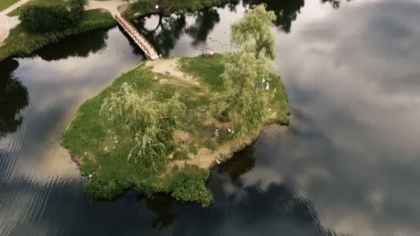 Park z mostem na jezioro wyspy — Wideo stockowe