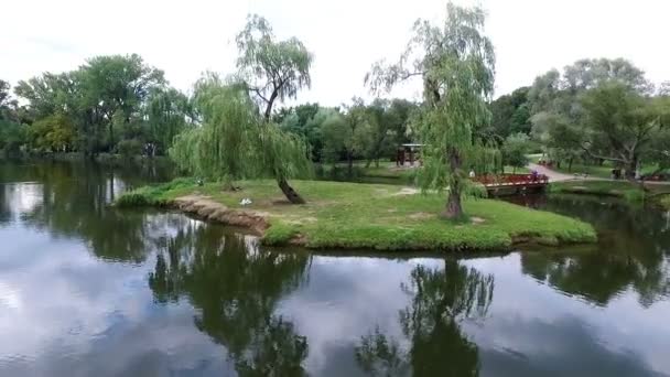 Park mit Brücke über den See zur Insel — Stockvideo