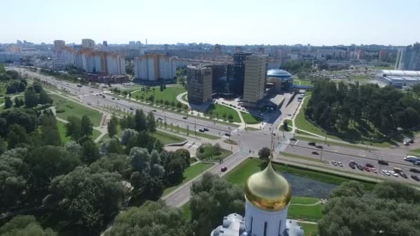 Się w nowoczesnym budynku w centrum biznesowego hotel — Wideo stockowe