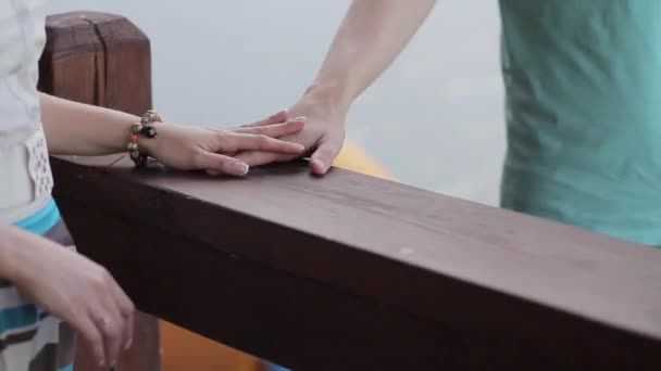 Guy e menina derzhutsja mãos — Vídeo de Stock