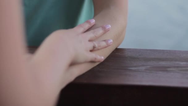 Jongen en meisje derzhutsja handen — Stockvideo