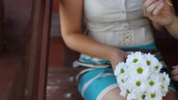 Dziewczyna z bukietem kwiatów chamomiles — Wideo stockowe