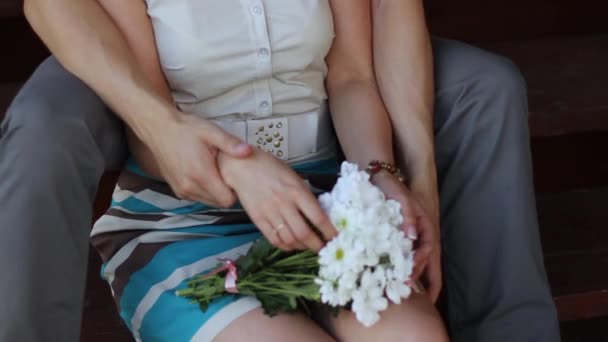 Flicka med en bukett blommor av chamomiles — Stockvideo