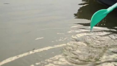 Sevgi dolu bir çift bir teknede yüzüyor