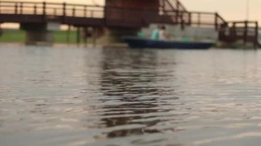 Sevgi dolu bir çift bir teknede yüzüyor