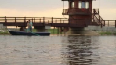 Sevgi dolu bir çift bir teknede yüzüyor