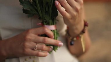 Bir buket çiçek chamomiles kızla