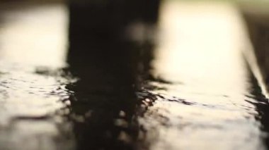 Ayaklarda su şelale kenarında