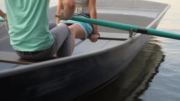 Un couple amoureux flotte sur un bateau — Video