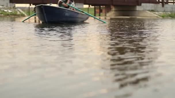 Любящая пара плывет на лодке — стоковое видео