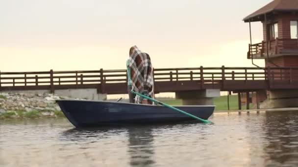 愛するカップルがボートに乗って浮かんでいます。 — ストック動画