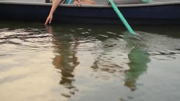 Любящая пара плывет на лодке — стоковое видео