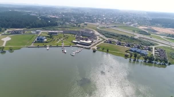 Gehöft am See, Vogelperspektive — Stockvideo