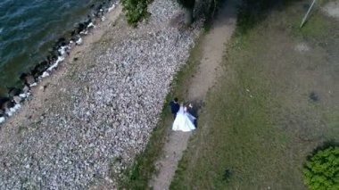 Gelin ve damat kıyı yürümek