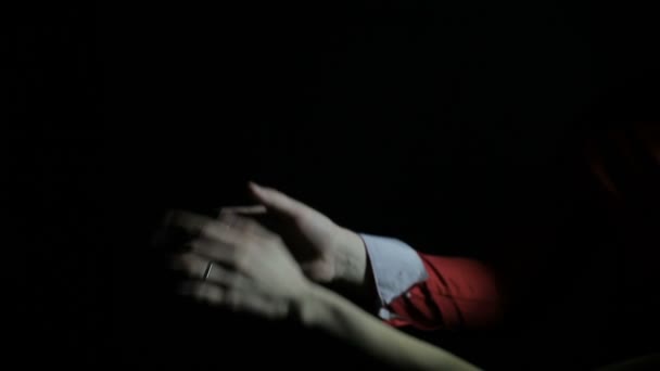 Manliga och kvinnliga hand i mörkret — Stockvideo