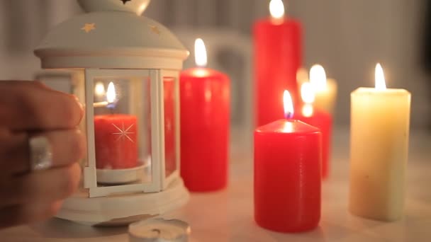 Запали свічку в лампі — стокове відео