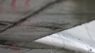 Bir uçağın kanadında yağmur damlaları