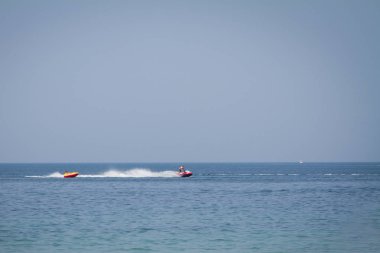 Su motosiklet açık güneşli mavi denizde