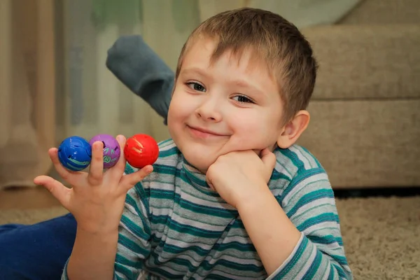 Ragazzo con le palle colorate in mano — Foto Stock