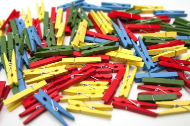 Beyaz bir arka plan üzerinde çok renkli clothespins dönüştürün
