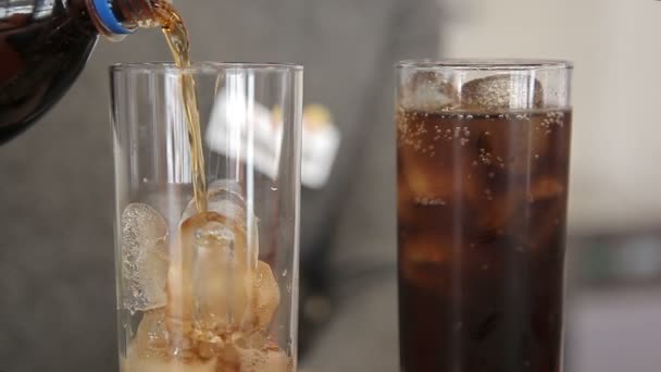 O barman derrama refrigerante em um copo de gelo — Vídeo de Stock