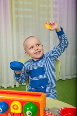 erkek ve kız bir masa oyunu oynamak